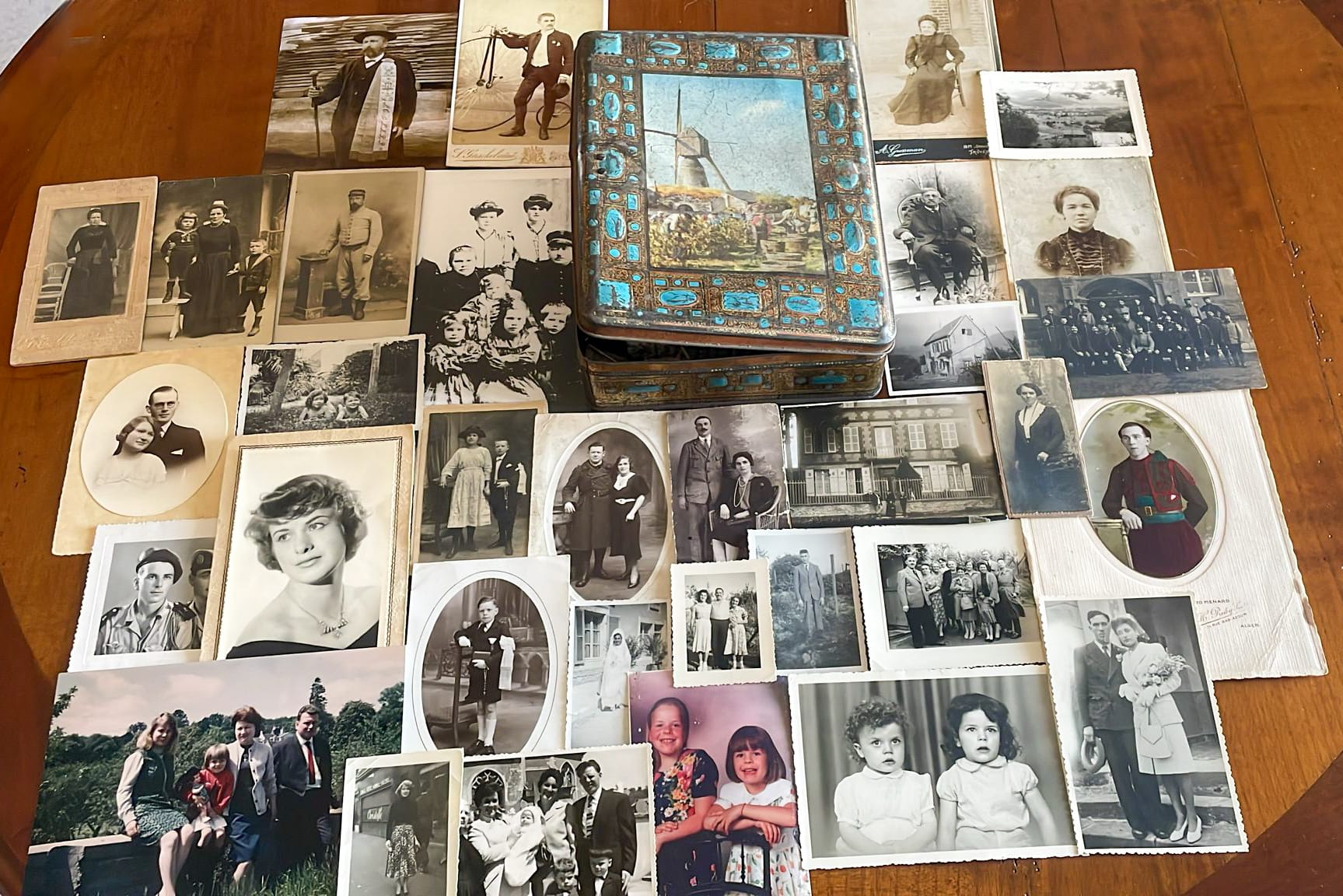 Boîte ancienne avec photos de famille vintage